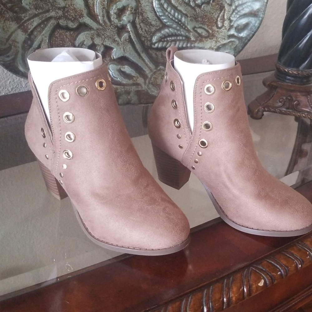 NIB Lov mark booties size 6.5